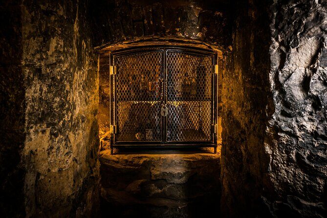 90min Underground Whisky Tasting in Edinburgh's Old Town - The Lost Close Underfoot: What Makes the Underground Venue Work