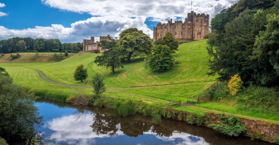 Alnwick Castle and Scottish Borders Tour from Edinburgh - How the timing really feels: getting photos without rushing