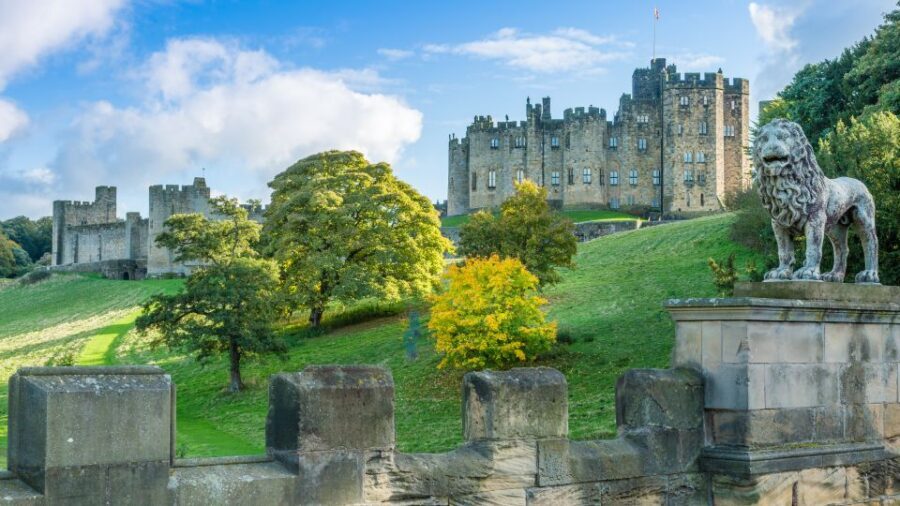 Alnwick Castle, Northumberland & Scottish Borders 1-Day Tour - A one-day route that strings together the Scottish Borders and Northumberland