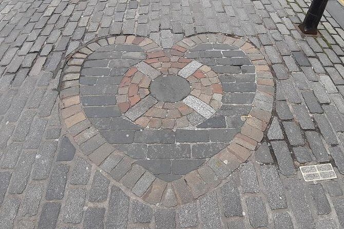 Curious Tales of the Royal Mile - Private Walking Tour - Castello Di Edimburgo: Dundee, Appeals, and Water Woes