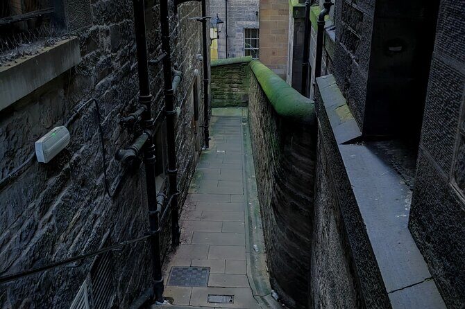 Dark History and Ghost Tour of Edinburgh - Stop 1: St Giles’ Cathedral and the Heart of Midlothian