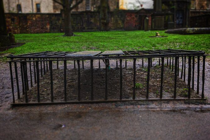Dark History and Ghost Tour of Edinburgh - Stop 3: Advocates Close and a haunting that still lingers