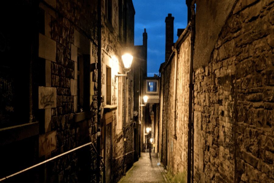 Dark Stories of Edinburgh: walking tour in French - A French dark-stories walk that feels like local lore