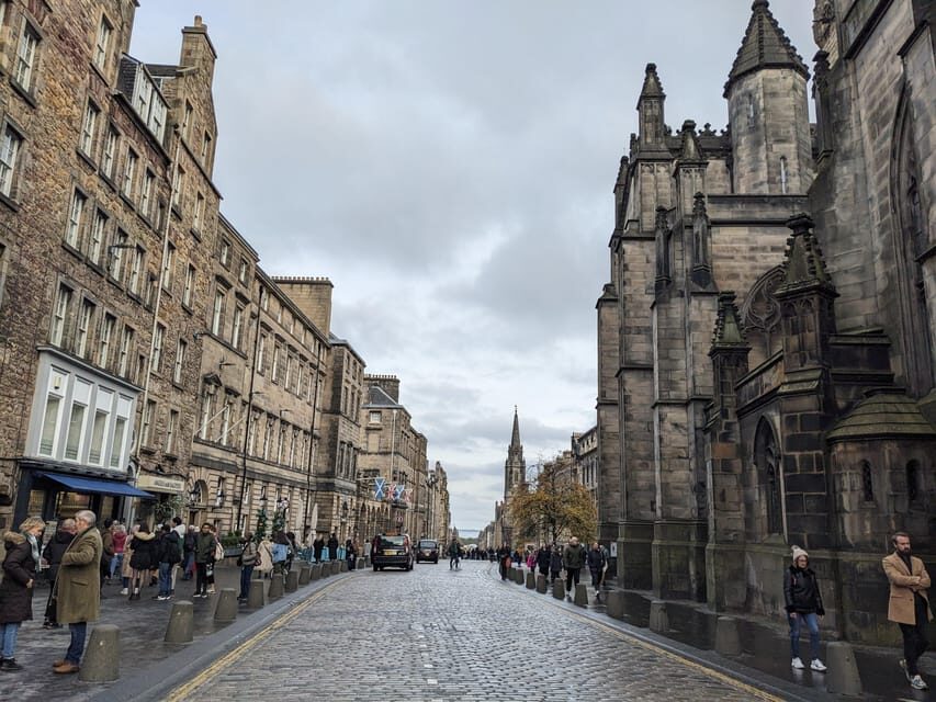 Dark Stories of Edinburgh: walking tour in French - Canongate District and the Royal Mile: the route does half the work