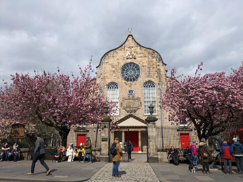 Dark Stories of Edinburgh: walking tour in French - Start at the Statue of Robert Fergusson and Canongate Kirk