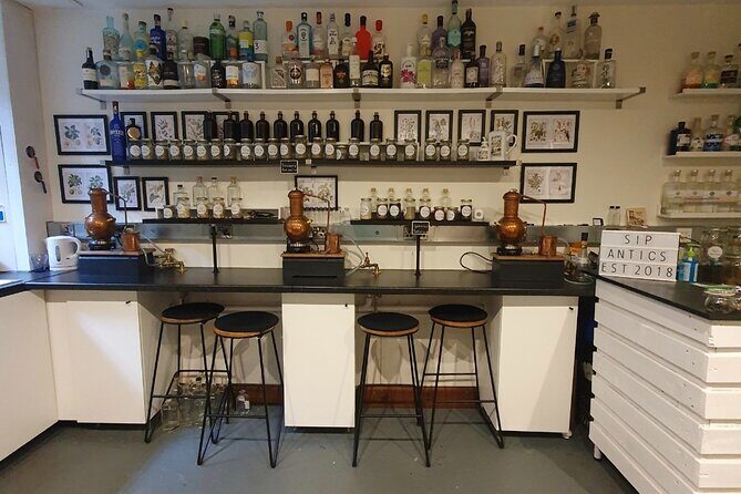 Distill a bottle of Gin on mini copper stills - Distilling on your own mini copper still