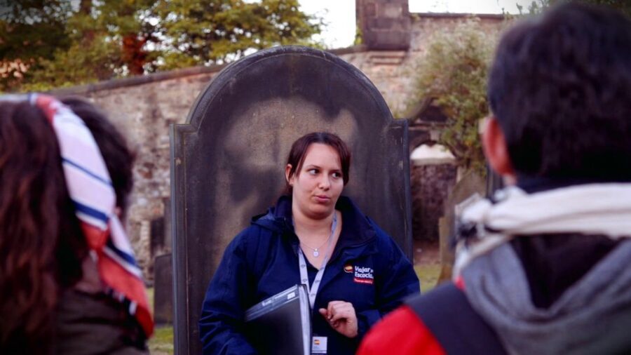 Edinburgh: 2-Hour Ghost Tour in Spanish - The story focus: witches, murderers, and ghosts (not just legends)