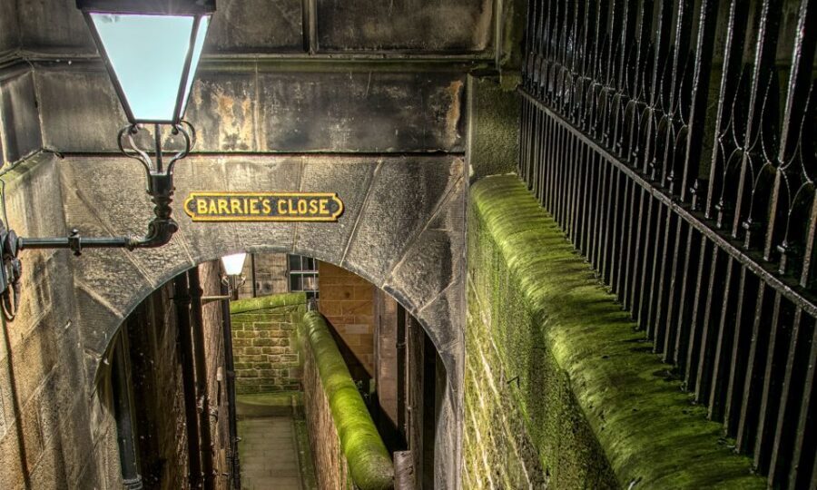 Edinburgh: 2-Hour Ghost Tour in Spanish - The cemetery stop: David Hume’s tomb and the “paranormal activity” pitch
