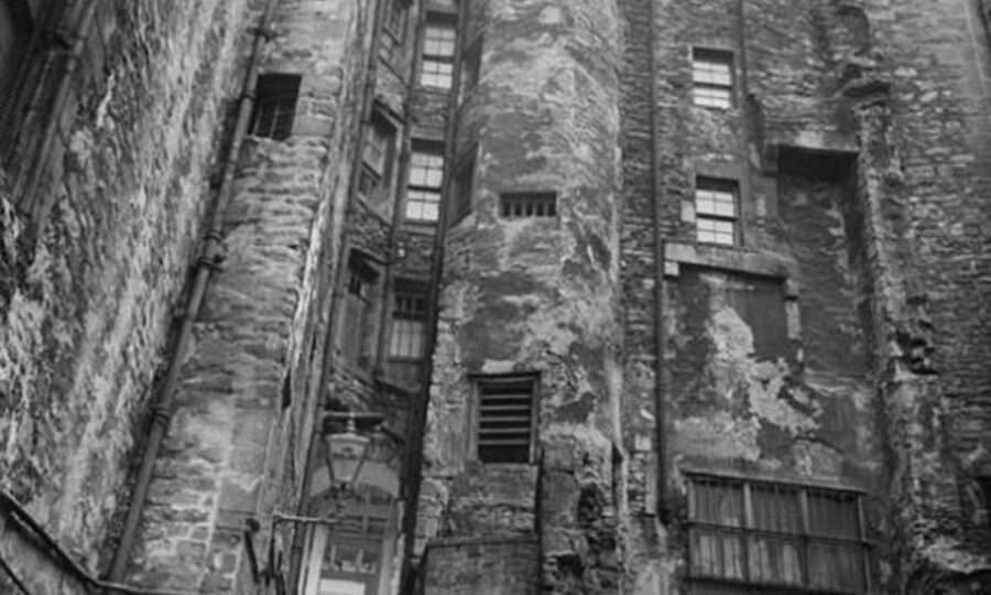 Edinburgh: 2-Hour Ghost Tour in Spanish - Calton Hill: a viewpoint break between the darker stops