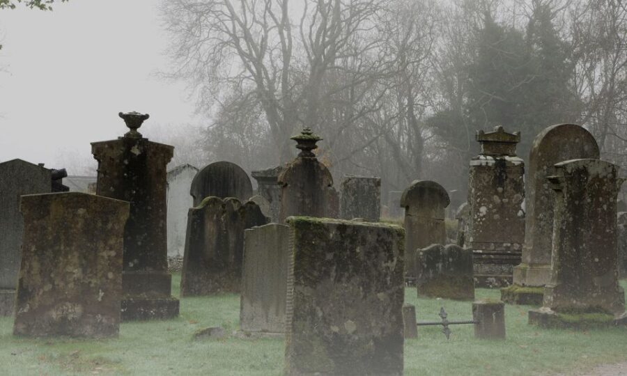 Edinburgh: 2-Hour Ghost Tour in Spanish - The Spanish guide factor: what to expect from the experience style