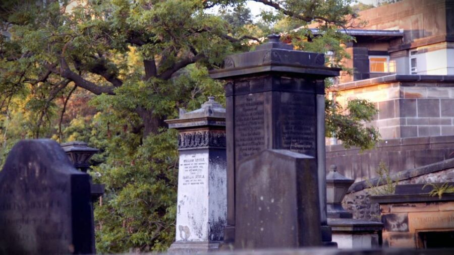 Edinburgh: 2-Hour Ghost Tour in Spanish - What to wear, what to bring, and how to keep it comfortable