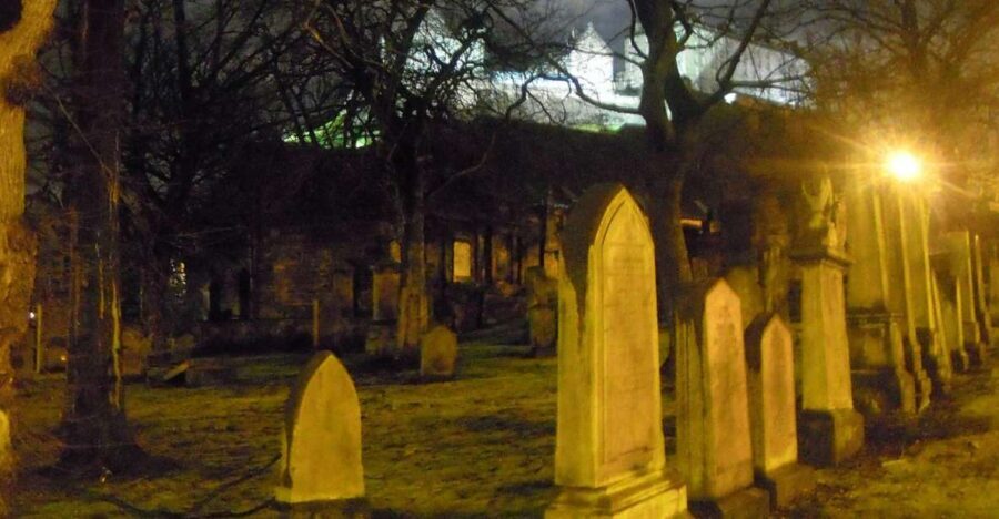 Edinburgh: 2-Hour Ghost Tour in Spanish - Where you meet on the Royal Mile and how the walk flows at night