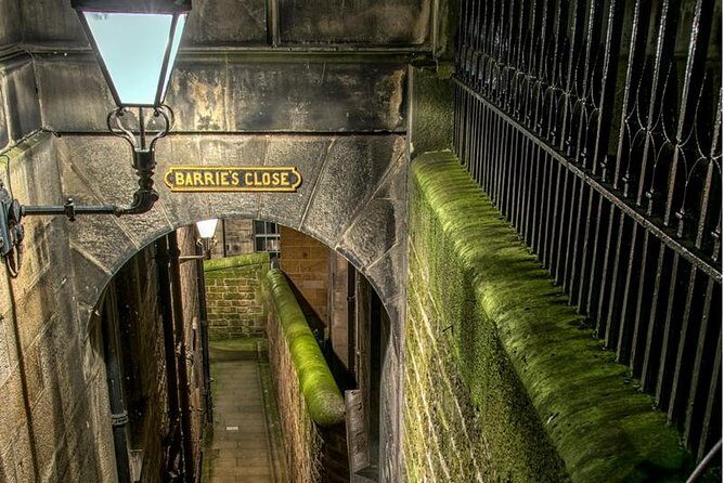 Edinburgh 2 Hour Nighttime Ghost Tour Italian Tour Guide - A Small-Group Ghost Walk in Italian: What You’re Really Signing Up For