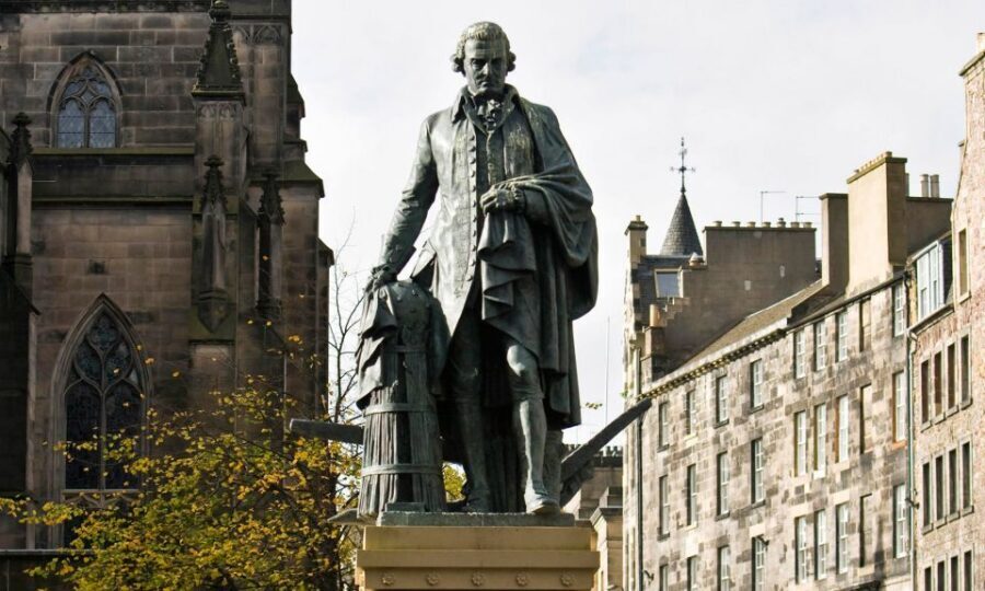 Edinburgh: 3-Hour Historical Walking Tour in Italian - Old Town-to-New Town views: Victoria Street, terraces, and the Mound