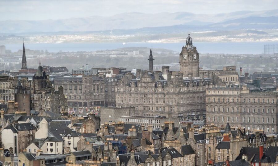 Edinburgh: 3-Hour Historical Walking Tour in Italian - Edinburgh Castle: rise, fall, and the Stone of Destiny