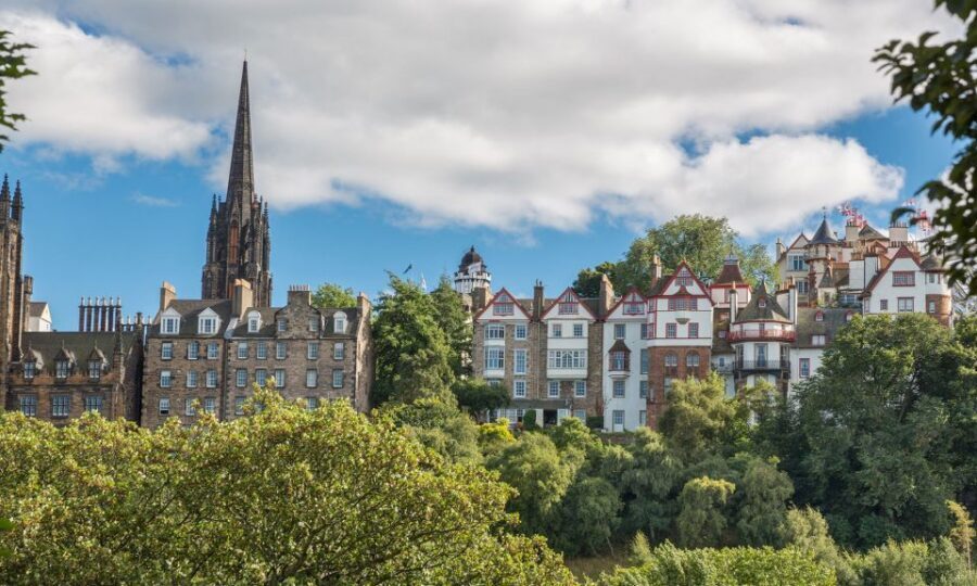 Edinburgh: 3-Hour Historical Walking Tour in Italian - Greyfriars Kirkyard: the dark legends and the Harry Potter link
