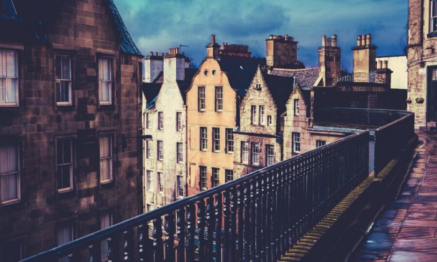 Edinburgh: 3-Hour Historical Walking Tour in Italian - Finish at The Vennel viewpoint: the Castle again, but with new context
