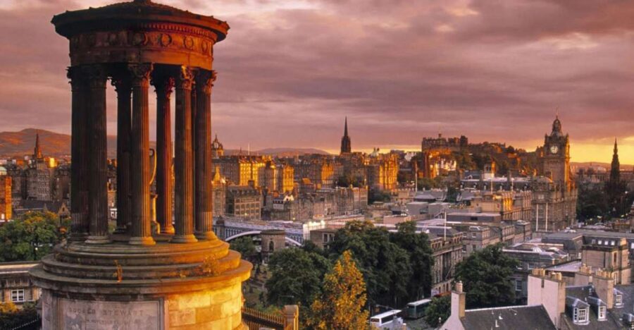 Edinburgh: 3-Hour Historical Walking Tour in Italian - The Royal Mile spine: City Chambers, Mercat Cross, and St Giles
