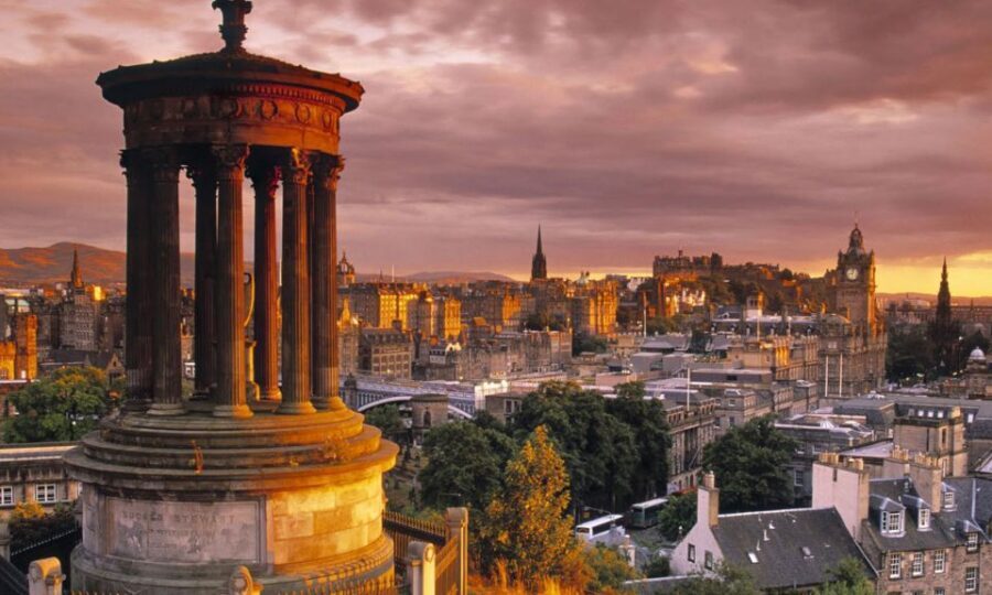 Edinburgh: 3-Hour Historical Walking Tour in Spanish - Royal Mile and St Giles’ Cathedral: Presbyterianism, Monarchy, and the Towering Spire