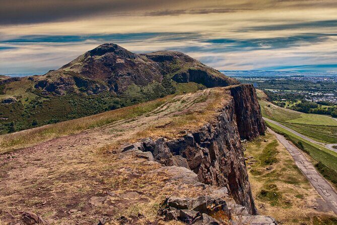 Edinburgh: Arthur's Seat Hike with Local Guide - The climb through Holyrood Park: pace, wildlife, and small-group breaks