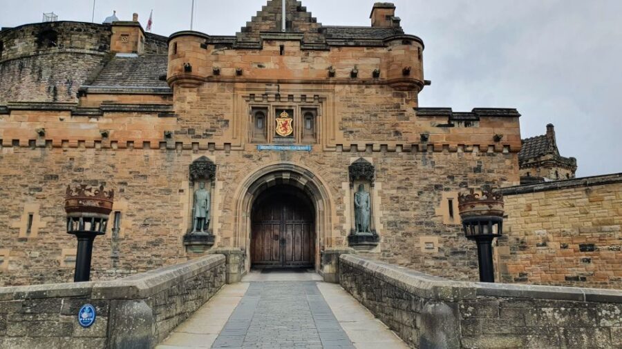 Edinburgh Castle: 120-Minute In-Depth Tour with Expert Guide - Finding your guide at the High Court by David Hume’s statue