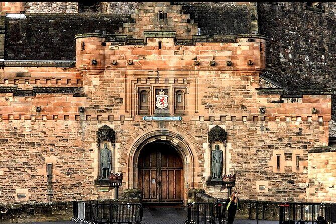 Edinburgh Castle Guided Tour - Tickets Included - Royal Mile orientation: getting oriented fast near St Giles