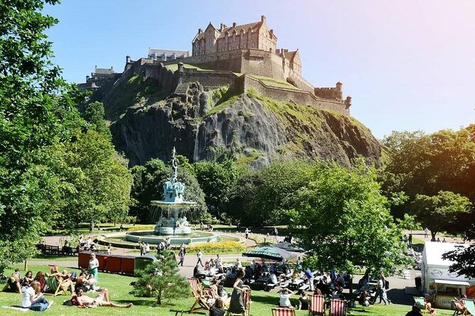 Edinburgh Castle Guided Walking Tour in English - Group Size and the Type of Guide You’ll Want