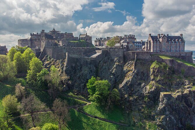 Edinburgh Castle: Guided Walking Tour with Entry Ticket - Walking up to Castle Rock with a guide (not just a ticket)