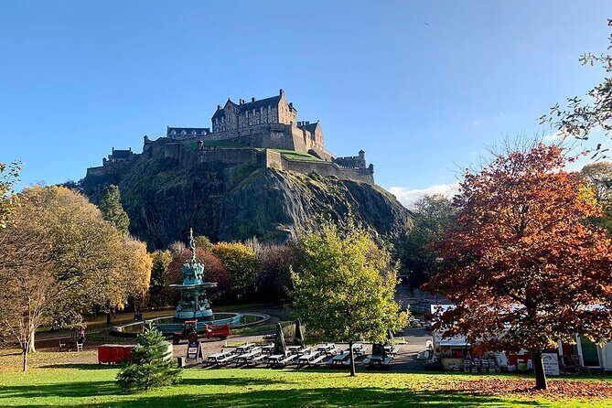 Edinburgh Castle: Guided Walking Tour with Entry Ticket - Meeting point: Advocates Close and the black umbrella clue