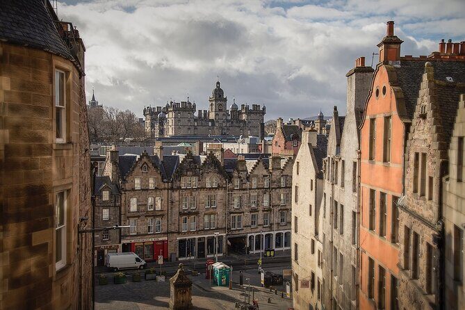 Edinburgh Castle & Royal Mile Walking Tour - Ticket Included - Royal Mile start at 180 High St: a fast path into Old Town