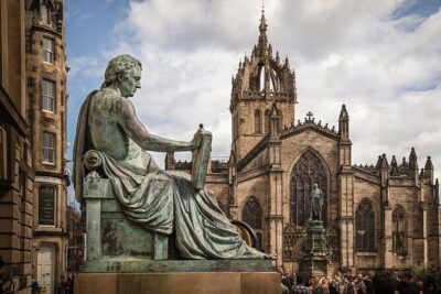 Edinburgh Castle & Royal Mile Walking Tour - Ticket Included - Meeting point: Clan Pascual Tours outside the Fringe shop