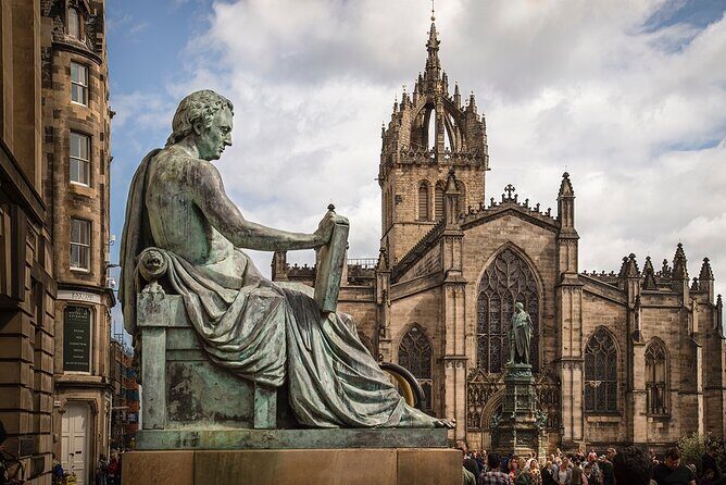 Edinburgh Castle & Royal Mile Walking Tour - Ticket Included - Meeting point: Clan Pascual Tours outside the Fringe shop