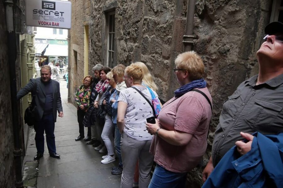 Edinburgh: City Highlights Private Guided Walking Tour - Edinburgh Castle and St Giles: Exterior Views That Still Pay Off