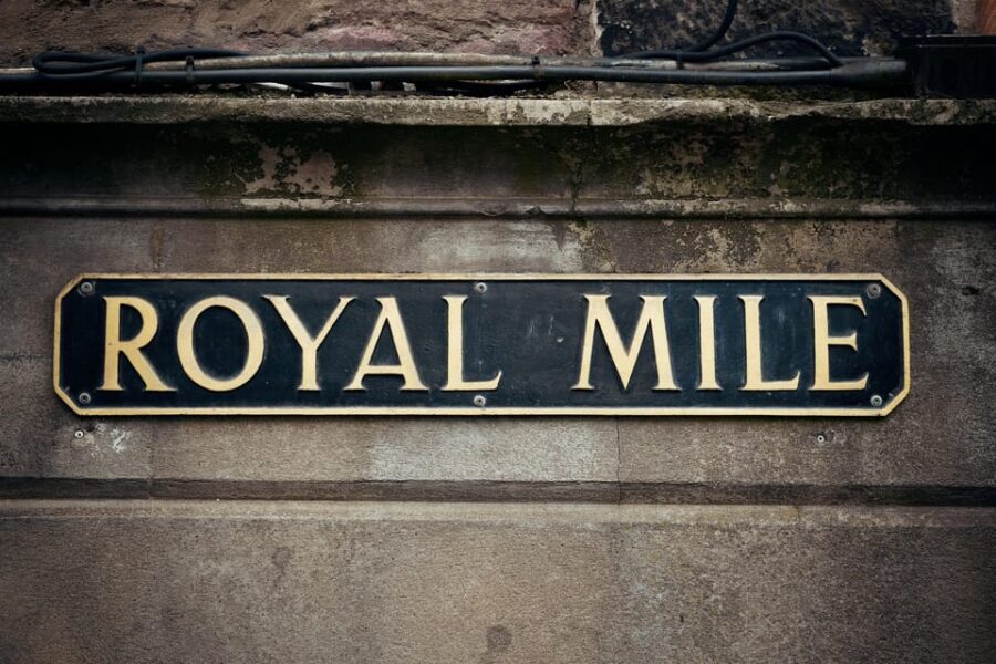 Edinburgh: City Highlights Walking Tour - Greyfriars Kirkyard and the dark side of Edinburgh