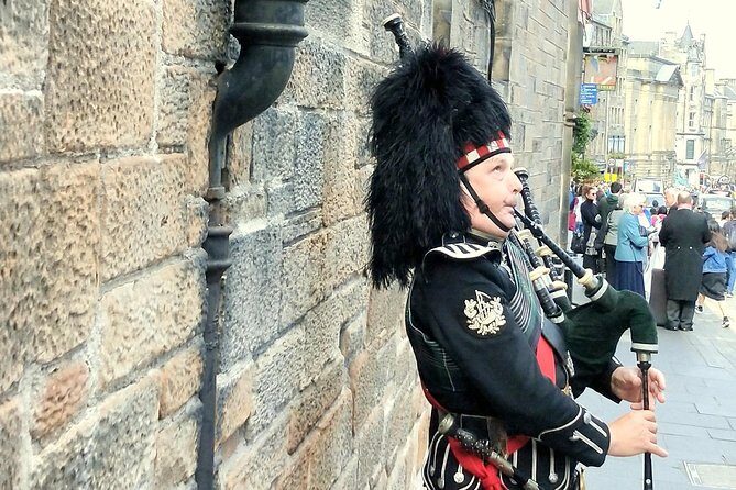 Edinburgh City Walking Tour, Discover Old Town, Royal Mile with a Local Expert! - City walls and daily movement: why the guide’s stories stick