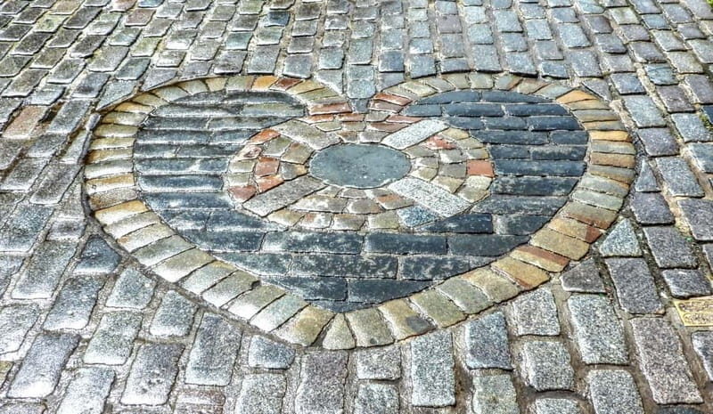 Edinburgh: Dark History Royal Mile Walking Tour - Entering Old Town From St. Giles Cathedral