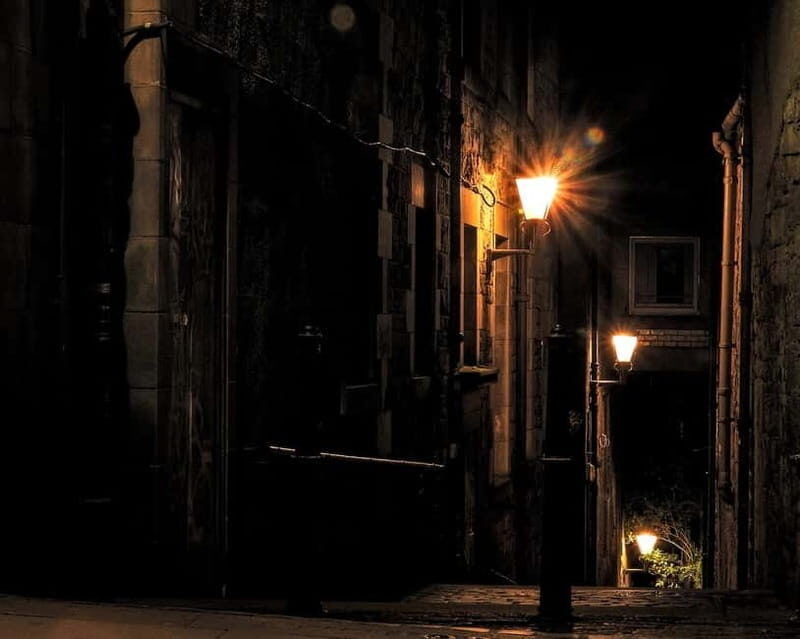 Edinburgh: Dark History Royal Mile Walking Tour - From Respectable Streets to Murder, Thieves, and the Plague