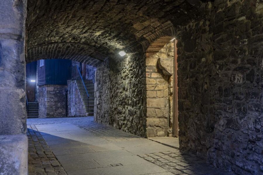 Edinburgh: Dark Secrets of the Old Town Ghost Walking Tour - Witch and warlock trials: beliefs that turned into burning