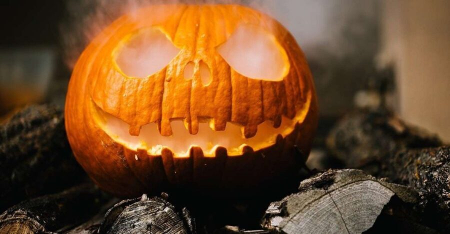 Edinburgh: Dark Secrets of the Old Town Halloween Tour - Starting on High Street: Advocates Close and the black umbrella