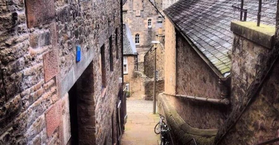 Edinburgh: Dean Village and Circus Lane Walking Tour - Finding the tour start on Princes Street (Sir James Young Simpson)