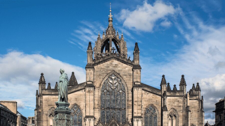 Edinburgh: Discover Edinburgh's Old Town Walking Tour - Royal Mile Start: Spot the David Hume Statue Umbrella