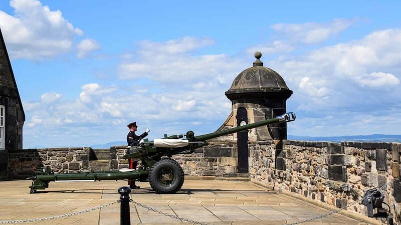 Edinburgh: Edinburgh Castle Guided History Tour with Tickets - What it’s like with real guides: humor, pacing, and clear storytelling