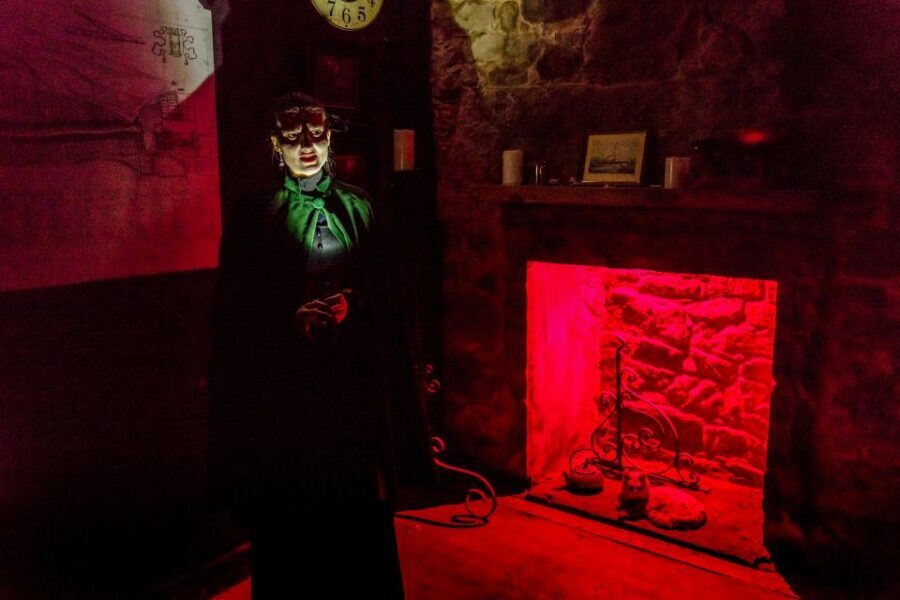 Edinburgh: Evening Underground Ghost Tour - Getting oriented at the Royal Mile meeting point