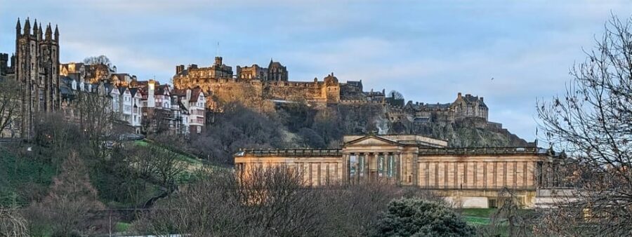 Edinburgh Express: Small-Group Walking Tour in French - The Royal Mile: Your Guided Spine Through Old Town