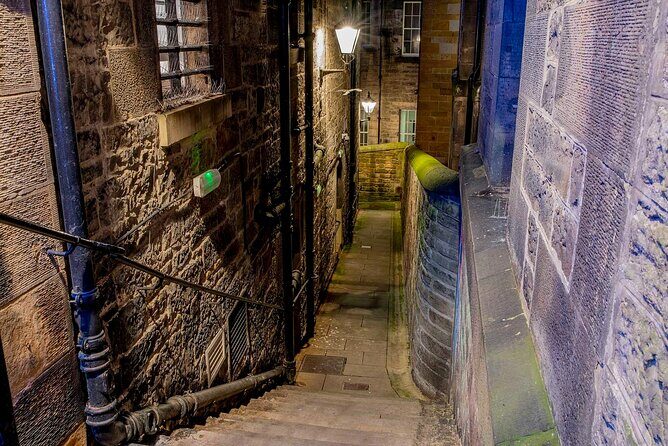 Edinburgh Ghost Tour: Mysteries, Legends and Murders - Stop on the Royal Mile: Alleys, Living Spaces, and City Layout