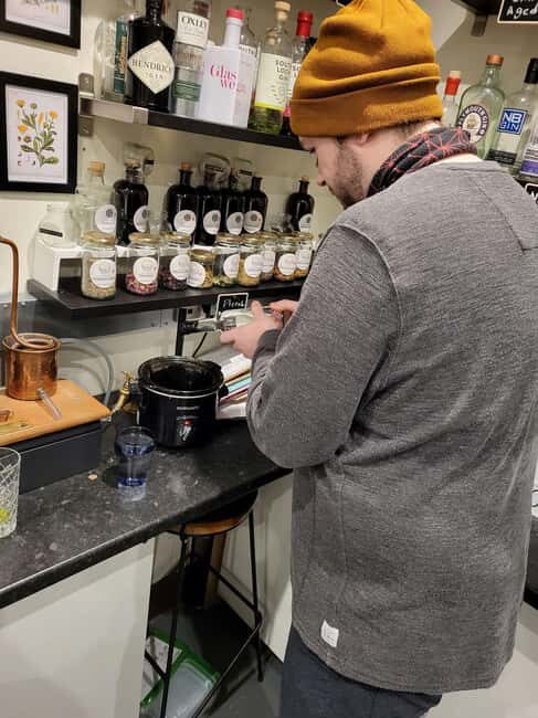 Edinburgh: Gin Distillation Workshop with Gin Tasting - Your first sips: welcome G+T and a 3-flavoured gin tasting