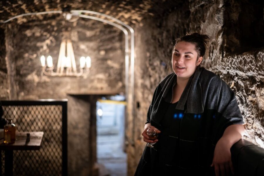 Edinburgh: Gin Tasting at Underground Venue - The storytelling: more theater than homework