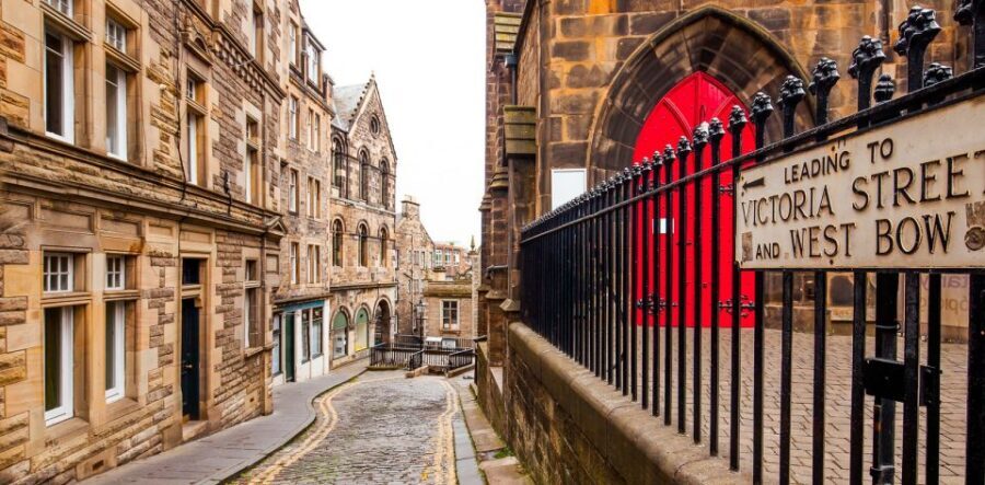 Edinburgh: Guided Harry Potter Tour in French - Meeting Outside the City Chambers: A Simple Start