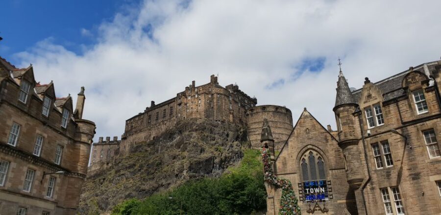 Edinburgh: Guided Tour in French - Walking from Grassmarket: where you start sets the mood