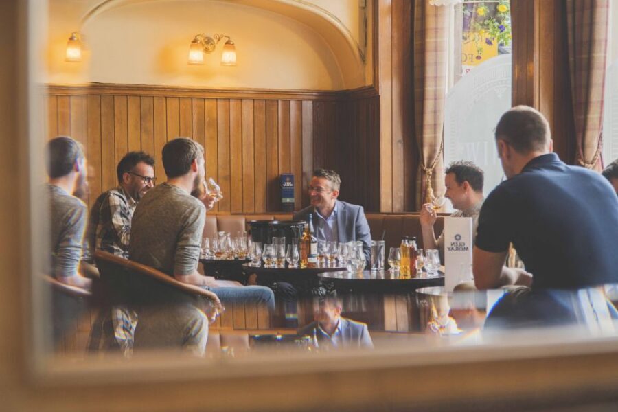 Edinburgh: Guided Whisky Tasting & Walking Tour - Four tastings that teach you what to notice